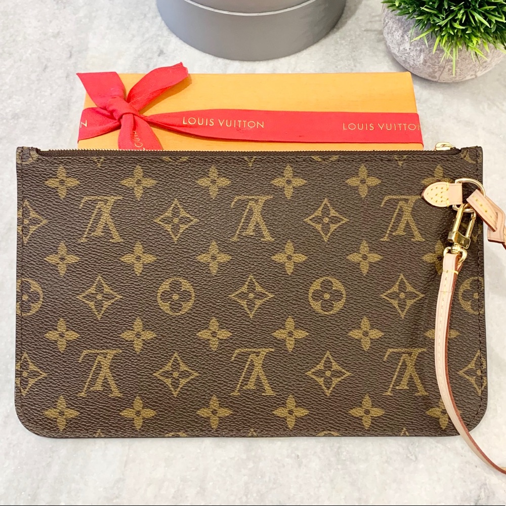 ❌SOLD❌Louis Vuitton 2020 Neverfull MM Wristlet